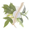 結婚式の花嫁の花の白いバラと緑の葉のプロムパーティーのための装飾花手首のコサ
