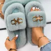 Sandaler Fashion Slider Womens Buckle Decoration Fur Slider Womens Fluffy Flip Luxury Designer Fur Sandaler Söta skjutreglage Casual Shoesl2403