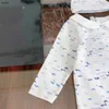 Klassiker nyfödda jumpsuits logo utskrift småbarnskläder baby fem stycke uppsättning storlek 0-6 m jumpsuit saliv handduk hatt fang bei omfamnar en täcke 24mar