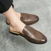 Casual Shoes 2024 Light Summer Mules Men Half For Man tofflor Läder Mens Loafers Flip Flops Manliga bilder platta sandaler