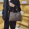 Le magasin exporte des sacs à bandoulière de créateurs légers texture de luxe modèle en cuir 2024 nouveau sac pour femme nouveau tempérament sac de banlieue mode unique