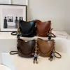 Designer Luxury Fashion Cross Body BagsFashionable Bucket Bag 2023 Ny trendig och mångsidig en axelkorsning av kvinnor