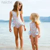 Jednopiec 2024 Summer New Girls Swimsuit Baby One Piece Sling Swim Swimsuit Blue Różowy nadruk Cute Beach Swimsuit 24327