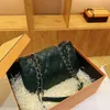 Diseño Bolsa Tienda Venta al por mayor y al por menor Lingge Cadena Diadema Capa Cuero de vaca Moda Versátil Hombro Bandolera Cuero Pequeño Cuadrado