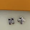 Nouvelles boucles d'oreilles plaquées argent conçues par un créateur de marque en forme de trèfle spécialement pour les charmantes filles Boutique petite boîte d'amour romantique incrustée de diamants