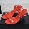 Sandaler sommaren 2024 Stil Kvinnlig rund tå Snake Skin Material Cross Belt Design Senior Elegant Ladies Shoes
