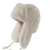 Bérets Chapeau tricoté épaissi pour femme Lei Feng d'hiver avec doublure en peluche Conception de lanière pour la protection thermique de l'oreille