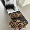 Leopard Print Flip-Flops Pluszowe kapcie zimowe ciepło kapcie kobiety jesienne zimowe temperament płaskie kapcie puszyste puszyste kapcie