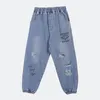 2024 весенние дырявые джинсы для мальчиков, детские свободные джинсовые штаны с буквенным принтом, детские ковбойские брюки с эластичной резинкой в рубчик, Z7369