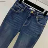 Markenjeans Damen Jean-Designerhosen Mode-LOGO-Denims Hosen Frau Ausgestellte Denim-Hosen Hosenbein-Split-Design 27. März