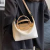 Bolsa de ombro de fábrica loja frete grátis alta qualidade moda couro pu bolsa crossbody luxo digner 2024 estilo simples novo clássico para mulheres