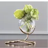 黄金の枝と花瓶のガラス花瓶