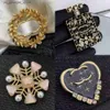 Pins Broches Designer Broche Broche Broche Mode Ont Cgletter Plaqué Or Sier Cristal Perle Femmes Marque Lettre Broches Broches Couple Romantique Cadeau Y240327