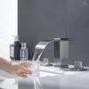 Banyo lavabo musluk fırçalanmış nikel musluk şelale yaygın güverte monte soğuk su mixertap çift tutucu üç delik havza