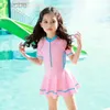 One-Pieces 2024 Neue Mädchen Badeanzug Einteilige Bademode UPF50 + Druck Baby Langarm Kinder Kleinkind Kleinkind Strand Badeanzüge kinder 24327