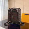 Mochila de diseñador Bolso de hombro para mujer Marrón Cuero suave resistente al desgaste Mochilas para niñas Flor vieja Bolso escolar con cordón Bolso de mujer Mochila de moda