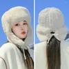 Bérets Chapeau tricoté épaissi pour femme Lei Feng d'hiver avec doublure en peluche Conception de lanière pour la protection thermique de l'oreille