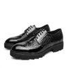 Casual Schuhe Männer Mode Brogue Party Nachtclub Kleider Schwarz Flut Patent Leder Plattform Schuh Gentleman Carving Brock Turnschuhe Mans