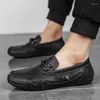 Casual Shoes 2024 Handgjorda mocka läder för män loafers glider på promenad sneakers dagliga pendelkörning