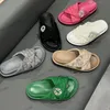 Matelasse sandal tofflor pool kudde sandaler sommardesigner lägenheter komfort mulor vadderade främre remmar slider criss cross padded lätt att se stil kvinnor skor