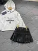 Neue Mädchen-Kleideranzüge, Kinder-Designer-Kleidung, Baby-Partykleid, Größe 100–160, Herbst-Hoodie und kurzer Faltenrock aus Leder, 15. November