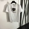 T-shirt designer mulheres roupas de marca mulheres verão top moda camélia colorido cravejado diamante carta remendo manga curta camisa feminina tamanho asiático S-2XL 27 de março