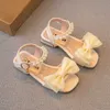 Sandalias Nuevos zapatos de princesa Zapatos de playa con lazo para niña pequeña de verano para niños Sandalias de tacón de moda Zapatos para niños 240327