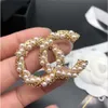 Spille per spille 20 marchi desingle Desinger Women Crystal Rhinestone Pearl Letter Broochi Abito per spillo per spille per perni Accessori per gioielli di alta qualità di alta qualità