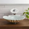 Badrum diskbänk kranar stil glas tvättställ toalett kammussla konst ovanför bassängtvätt