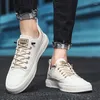 Sapatos casuais masculinos pequenos brancos versão coreana tendência tênis verão respirável baixo-top plano masculino 2024