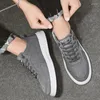 Casual Shoes 2024 Men Vulcanize FaHsion Classic Platform Canvas för manliga anti-Edor Flats Hard Wearing