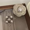 Clipe medieval elegante, broche de pérola de camélia de nicho, leve, sensação de alta qualidade, broche pequeno estilo perfumado para mulheres