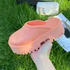 Märke perforerade tofflor män kvinnor plattform tofflor designer sandaler kil gummi utskuren glidtransparent material mode strandlägenheter skor