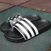 Mens Slaytlar Düz Flip Flop Slip Slip Tasarımcı Çizgili Sandalet Ev Terlik Erkek Moda Slaytlar Günlük Ev Havuz Ayakkabı 240327