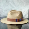قبعات قش قديمة من الرجال والسيدات في الصيف الصيفي الظل متعدد الاستخدام