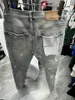 p805 ФИОЛЕТОВЫЙ Высококачественные мужские джинсы. Потертые мотоциклетные байкерские джинсы. Рок-скинни. Тонкие рваные полоски. Модные джинсовые брюки со змеиной вышивкой.