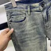 Jeans pour hommes Designer Marque 2024 Printemps / Été Nouveau Tendance Européenne Haut De Gamme Micro Élastique Doux Soins De La Peau Slim Fit Pur Coton Denim Pantalon QG5L