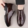 Sapatos casuais masculinos superfície lisa couro patente plataforma festa de casamento oxfords deslizamento na marca brogue mocassins de sola grossa