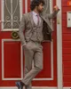 Costumes pour hommes gris sur mesure 3 pièces Blazer Gilet Pantalon Peaked Revers Simple Boutonnage Pinstripes Mariage Slim Custom Made Plus Taille E1xf #