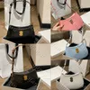 Famoso design de luxo feminino elegante bolsa de axilas minimalista sela bolsa versátil primavera/verão cor sólida bolsa de ombro temperamento rosa preto branco azul