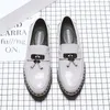 Chaussures décontractées Design britannique hommes robe de soirée de mariage en cuir verni été Oxfords chaussure noir blanc glands mocassins mâle