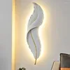 Lâmpada de parede Nordic Modern Creative Feather Light Led Quarto Iluminação de cabeceira Sala de estar TV Fundo Decoração Resina