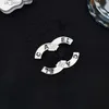 Broches Broches Broches de créateurs en gros Lettres correctes Mode Célèbre C Double Lettre Broches Cristal Perle Charme Luxe Couples Strass Broche Bijoux Acces