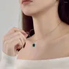 Chaînes européennes et américaines S925 Collier en argent sterling Pendentif géométrique pour femme Design Emerald Main Stone