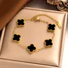 Fashion Charm Armband Classic 18K Gold Chain Plated Four-Leaf Clover Designer smycken Elegant pärlemor armband för kvinnliga män högkvalitativa armband