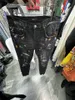 p79 ФИОЛЕТОВЫЙ Высококачественные мужские джинсы. Потертые мотоциклетные байкерские джинсы. Рок-скинни. Тонкие рваные полоски с дырками. Модные джинсовые брюки со змеиной вышивкой.