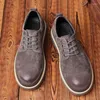 Casual Shoes England Style Mens Leisure Pig Leather Sosa-Up Tooling Work Shoe Breattable Platform Sneakers utomhus öken Skor man