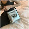 Les créateurs de sacs de mode vendent des sacs unisexes de marques populaires à 50 % de réduction Lettre à épaule unique pour femmes Nouvelle texture Bandoulière Petit carré
