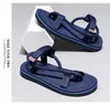 Mäns 633 Sandaler Modell Högkvalitativ icke-halkstil Lätt utomhus strandsportman Sandal slitsbärande mans toffel s