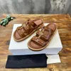 2024 Nya sommarmode Tippi Slide Sandal Designer Kvinnor Triangel Mule Luxury Calfskin Platform Leather Slippers Casual Scuffs Beach Shoes Högkvalitativ storlek 35-41